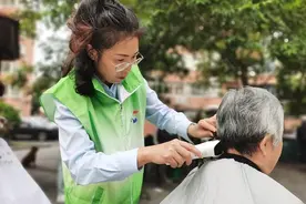 “想用老本行给大家做点好事” 她坚持义务为老理发11年图片