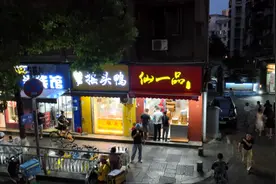 21年不打烊 这家包子店大门都懒得装图片