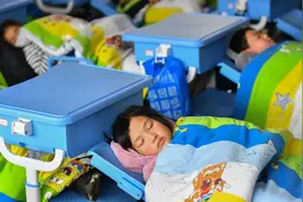代表建言上海：中小学试点开展午间“舒心躺睡”图片