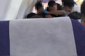 事发中联航空！女子飞机上不满前排乘客倒靠背引争执，目击者讲述图片