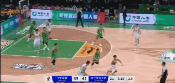 投石机？浙江广厦许可三分线外离谱投篮，命中压哨三分图片