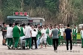 躺病床上和全班拍毕业照的初三病重男孩，已不幸离世图片