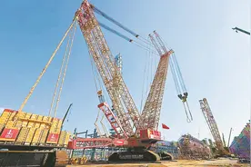 全球最大履带式起重机在古雷创下新纪录图片