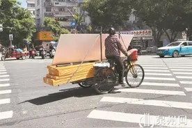 改装人力三轮车各种乱象存在已久 横行街巷惹人忧图片