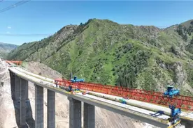 G577精伊公路精斯格布拉克特大桥钢箱梁合龙图片