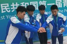 银牌同样珍贵！广东接力男团在拥抱中见证团魂图片