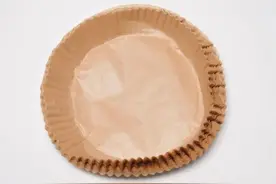 空气炸锅里用的纸，别乱买，可能有“毒”！图片