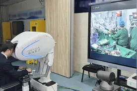 广州专家操控机器人为福建患者“隔空”进行肝癌切除手术图片