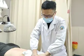 30岁女子后背僵硬，身高越长越矮！竟和这个习惯有关，严重或致残！图片