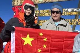 中国女高中生成功登顶非洲之巅图片