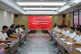 授旗！出征！山东英才学院举行暑期“三下乡”社会实践出征仪式图片