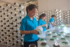 “家门口”务工 顾家挣钱两不误图片