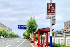 国庆假期泰山红门游客中心共设置2893个停车位图片