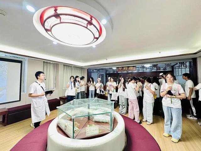 青潮涌动·向东而行|爬东华山、游花海、赏晚会……高校大学生乐享东区文旅魅力