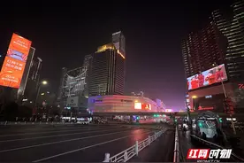 “百城千屏”同步直播央视春晚 长沙五一广场三屏联动“龙”重登场图片