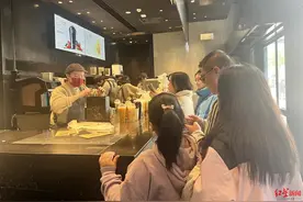 拖着行李吃火锅！成都餐饮春节热辣滚烫，异地游客堂食订单量全国第二图片