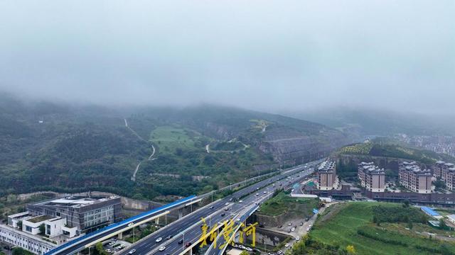 细雨蒙蒙、云雾弥漫，泉城“仙气”十足