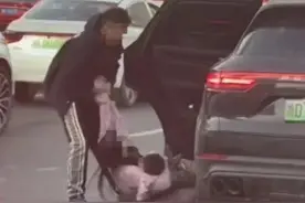 男子强行将抱娃女子拖出车辆，最新回应图片