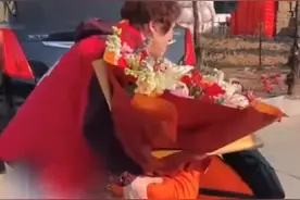 山东女老板收留流浪汉管吃管住一个多月，弟弟跪地痛哭感谢：没有您，我哥可能就冻死街头了图片