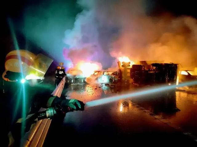 高速惊魂！一烟花货车侧翻	，致12辆车火烧连营！