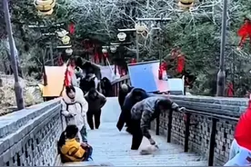 一男子在山西五台山朝拜中踢踹小狗！博主发声：花300元买了小狗，它有家了图片