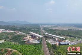 江西高速公路最大跨径、最大重量转体桥完成转体图片