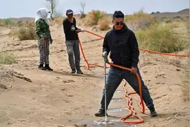 在库布其沙漠，有一群治沙的年轻人图片