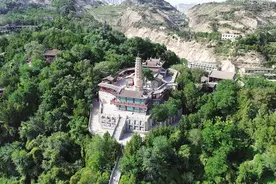 背冰上山 植绿不息 昔日荒山变“氧吧”图片