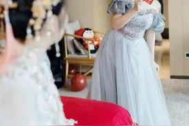 带薪吃席？职业伴娘伴郎调查：一年多有人接了25单，行业越来越“卷”图片