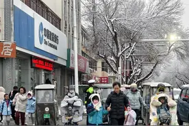 初雪如约而至 惠民交警全力守护路畅人安图片