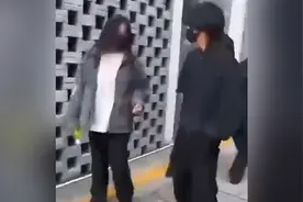 刘耀文学校内被私生跟拍，劝阻无果后打掉对方手机，后援会呼吁粉丝：追星有底线，在正确的场合和耀文相见视频封面