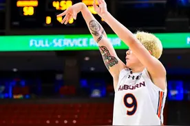 从姚明手中接过冠军奖杯的雅礼中学女篮队长，如今正闪耀美国NCAA赛场图片