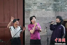 “网红大爷”的歌唱江湖：人与古城双向奔赴图片