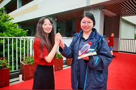 送考路上｜“00后”老师首次送考，一场考试成为两代人的共同成长礼图片