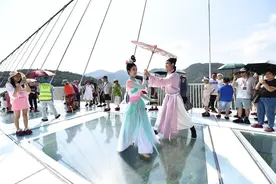 张家界大峡谷：外国游客穿汉服体验七夕图片