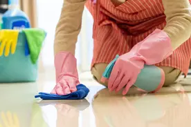 上海一住家保姆月薪过万，却7次偷走雇主奢侈品包包还赌债被判刑图片