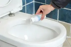 男子通马桶眼睛被灼伤，几乎失明！紧急提醒：这东西家家有，已有多人不慎中招图片