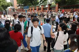 高考第二日｜“李华”又又又返场！考生喊话：“这是最后一次帮你写信了！”图片