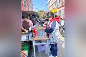 校园周边，如何管好流动摊贩？泉州市政协委员谢玉娓呼吁，设立专门的摆摊区域，引导摊贩集中经营图片