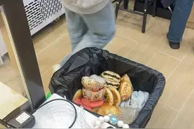 惜食福袋、夜间盲盒、优惠购赠品…面包店滞销面包也能“变废为宝”花式营销图片