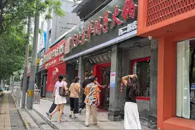 英雄逝去一年：食客排长队守护烟火小店，家属捐出善款助人图片