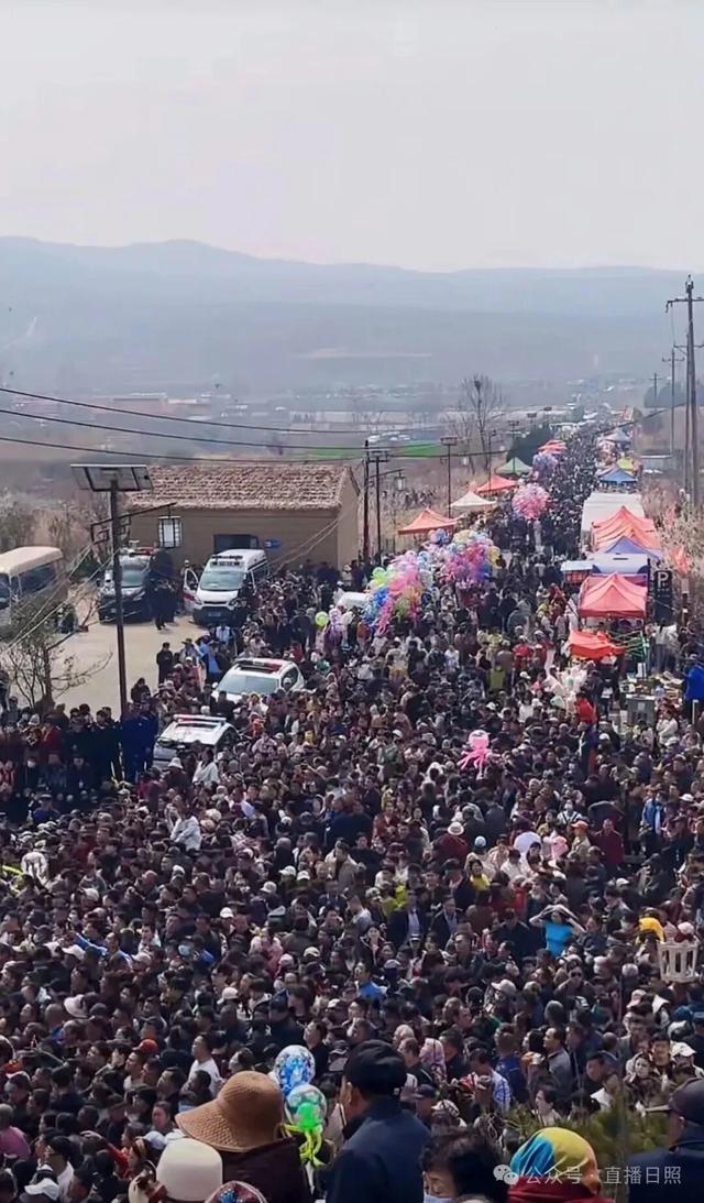 日照这个村，爆满了！现场人山人海，热闹非凡！知名歌手也来了