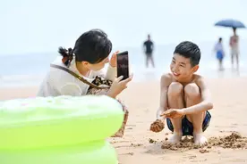 组图丨日照：初秋海滨游人如织图片