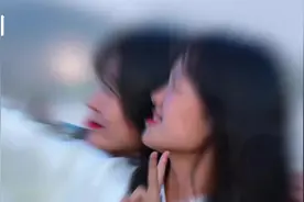 武大凌波门，栈道上看风景的游客成为独特风景图片