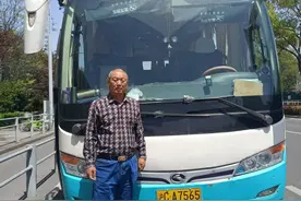 乘客高速上突发疾病，大巴司机沉稳施救图片