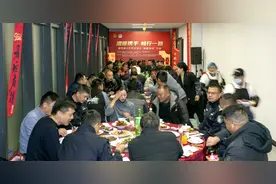 “温暖携手 畅行一路”——货车司机共吃团圆饭图片