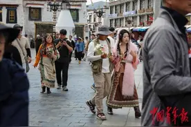 拉萨：藏服写真火热“出圈” 别样体验民族文化图片