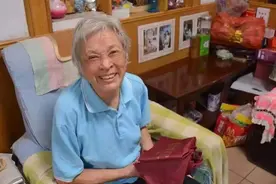 全城寻人！大雨中把伞送给老奶奶的小姐姐，你在哪？也给开车送老人回家的好心人点赞！图片