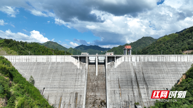 宜章县莽山水库：彩虹映照 碧水青山