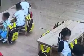 关小黑屋、扇巴掌、拖行、骑坐…… 4岁男童在幼儿园疑遭虐待，家长查监控整理出167条可疑记录图片